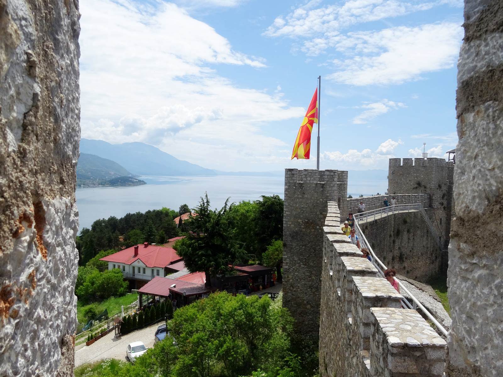 Foto: Auf der Burgmauer von Ohrid direkt am Ohridsee - Lupe Reisen
