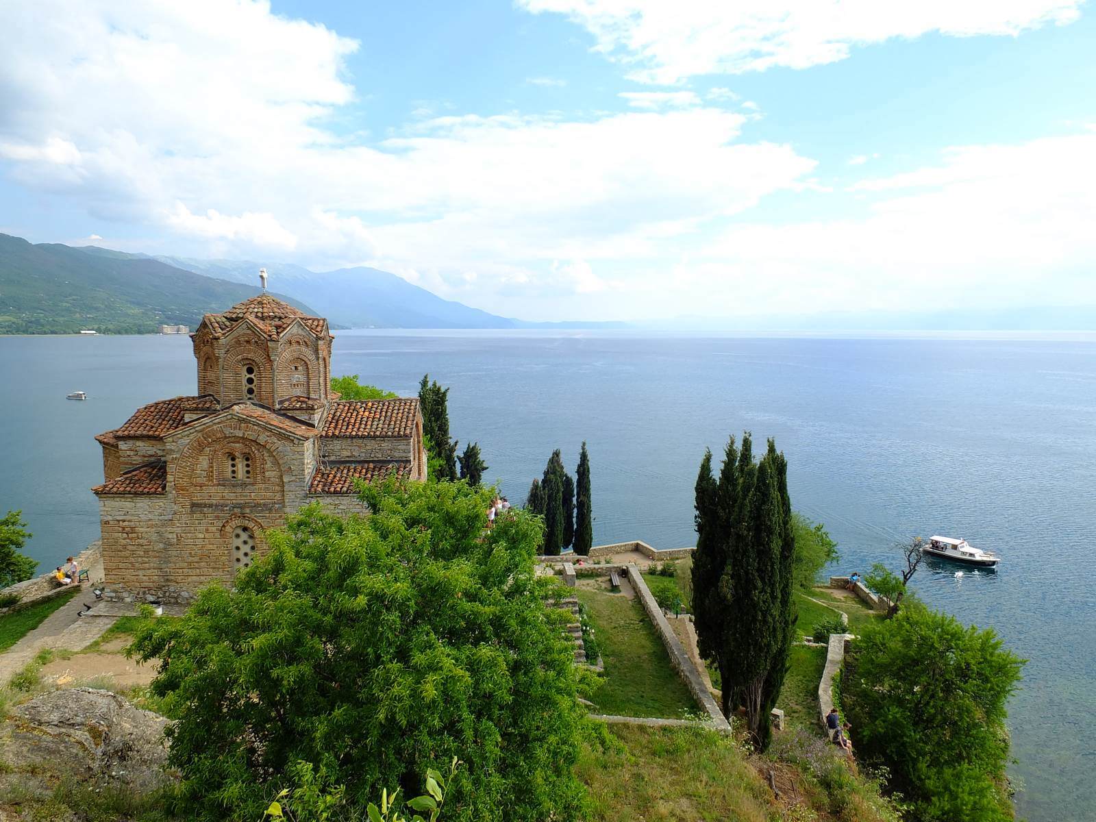 Foto: Orthodoxe Kirche in Ohrid mit Weitblick ber den Ohridsee - Lupe Reisen