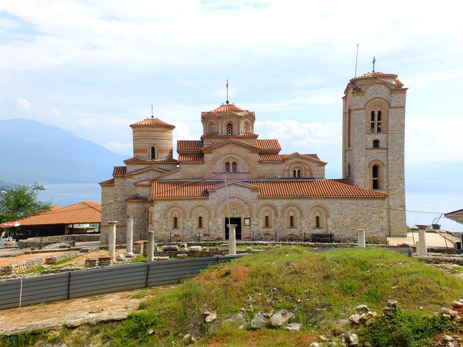 Foto: Die prchtige Klosterkirche St. Pantaleimon in Ohrid - Lupe Reisen