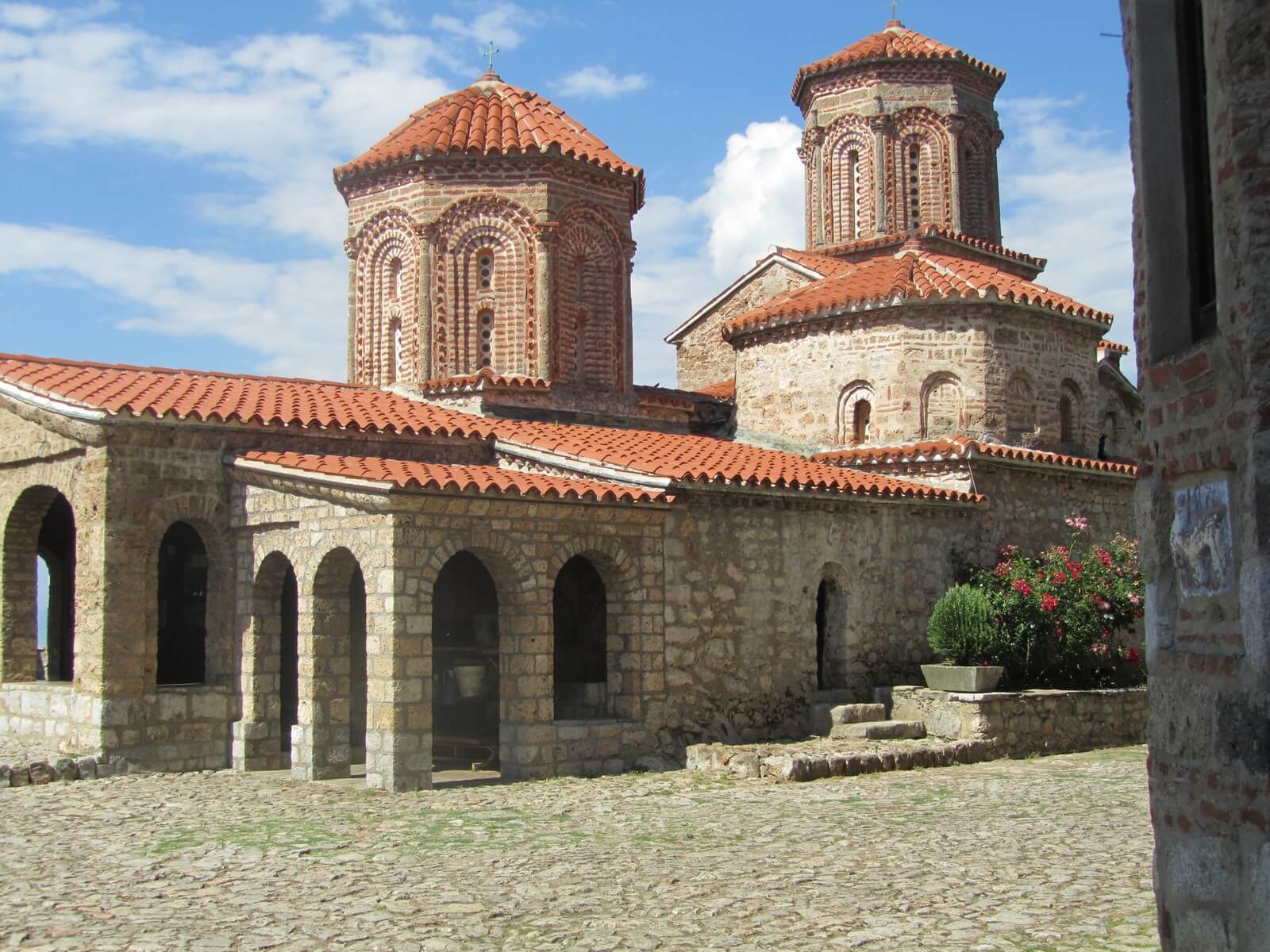 Foto: Das Kloster Sveti Naum am Ufer des Ohridsees - Lupe Reisen