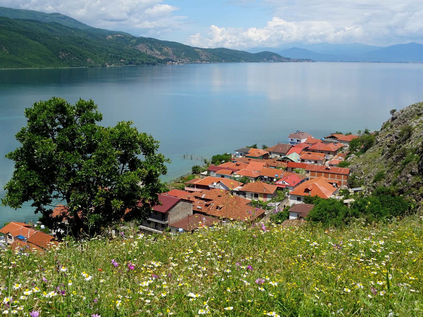 Foto: Das malerische Stdtchen Lin auf der albanischen Seite des Ohridsees - Lupe Reisen