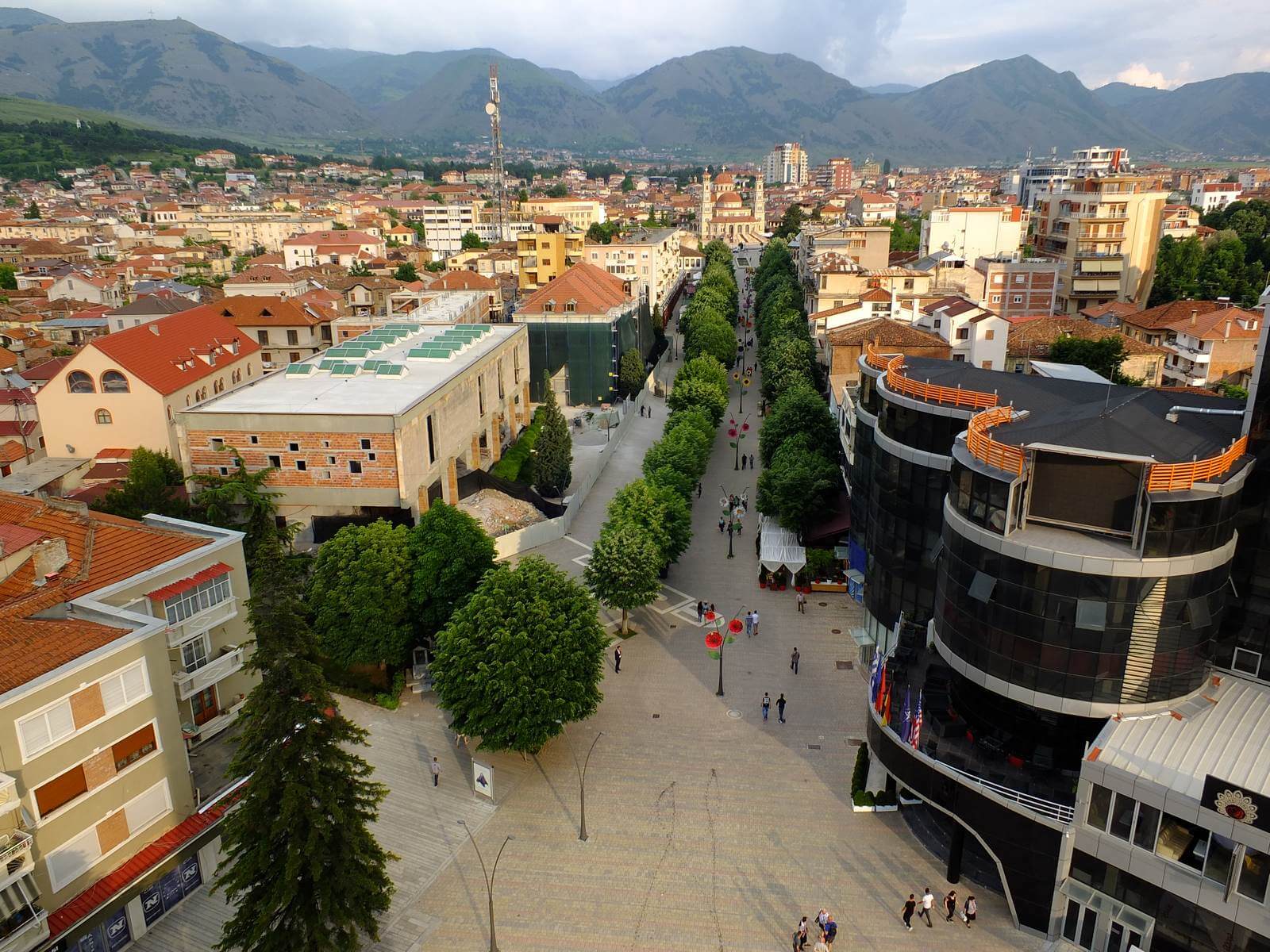 Foto: Die Hochland-Stadt Korca in Albanien mit ihrer Fugngerzone - Lupe Reisen