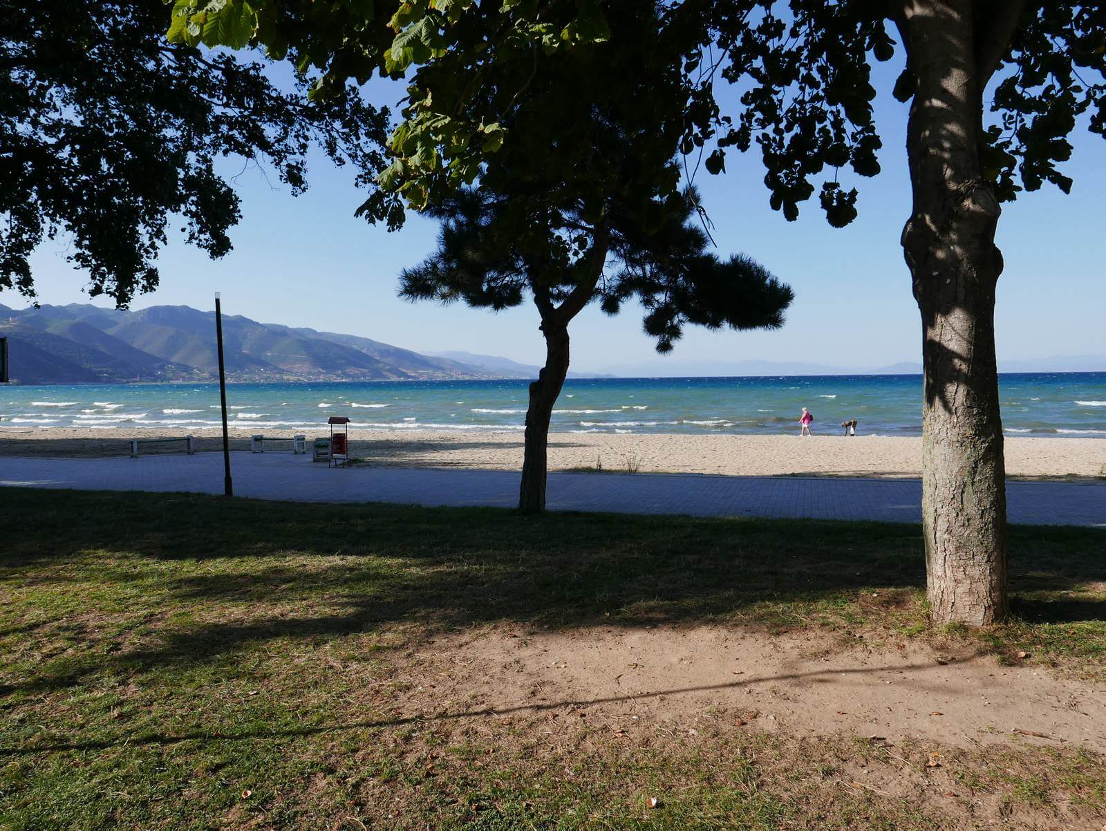 Foto: Unterkunft am Strand bei Pogradec auf der albanischen Seite des Ohridsees - Lupe Reisen