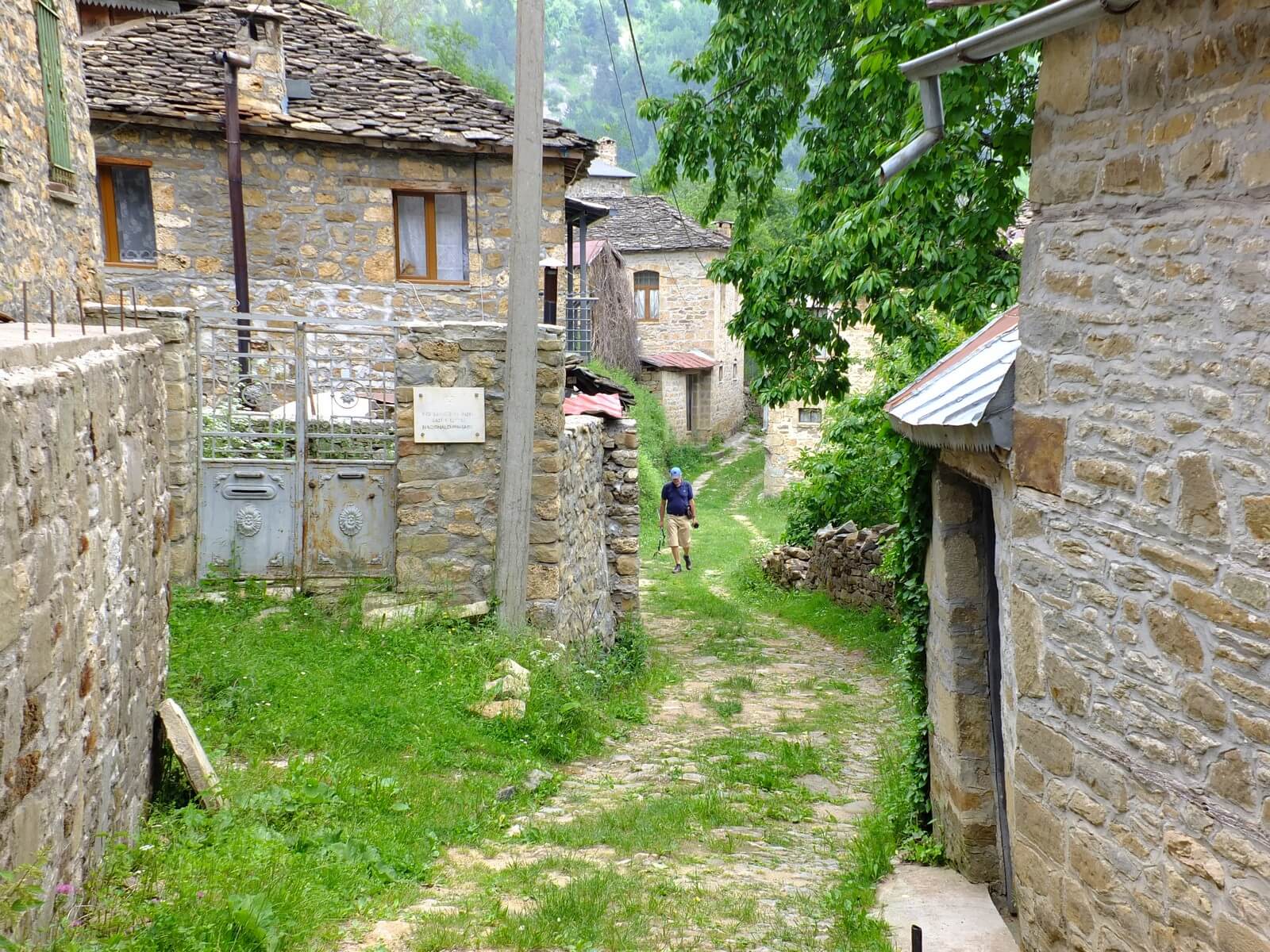 Foto: Das Bergdorf Dardha am Rande des Drenova Nationalparks in Albanien - Lupe Reisen