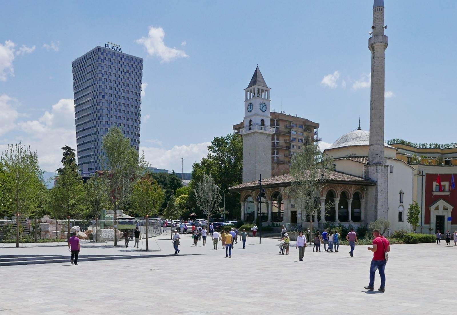 Foto: Das verkehrsberuhigte Stadtzentrum der albanischen Hauptstadt Tirana - Lupe Reisen