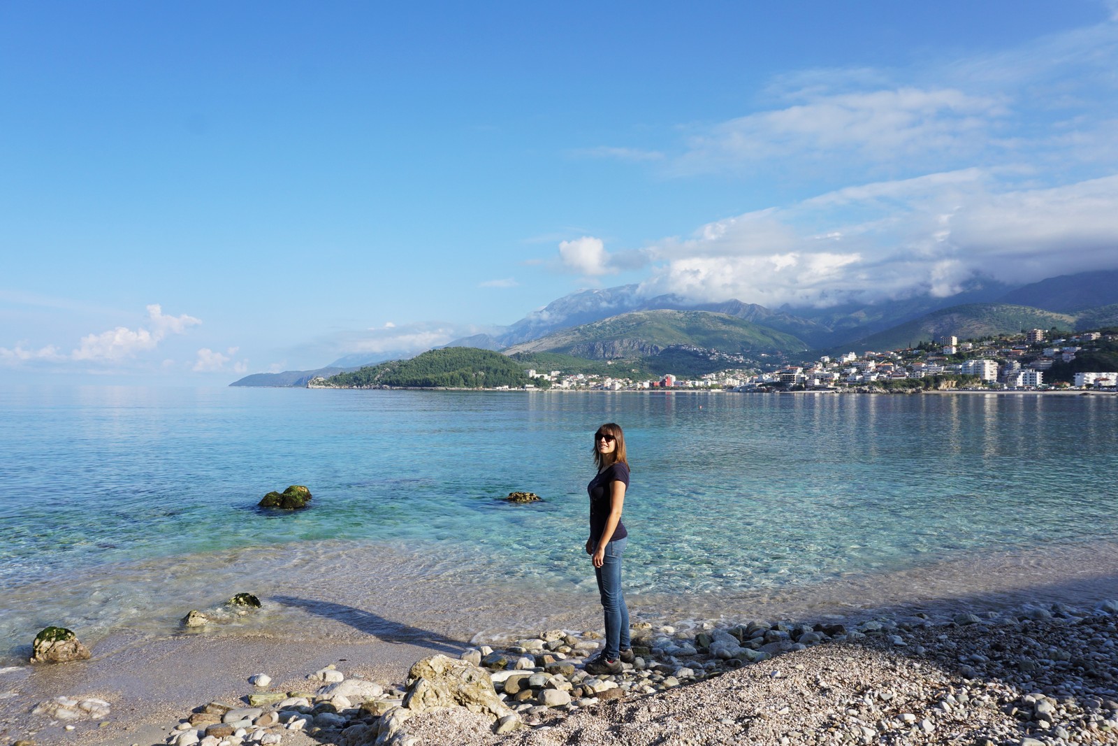 Am Strand von Himara an der albanischen Riviera - Lupe Reisen