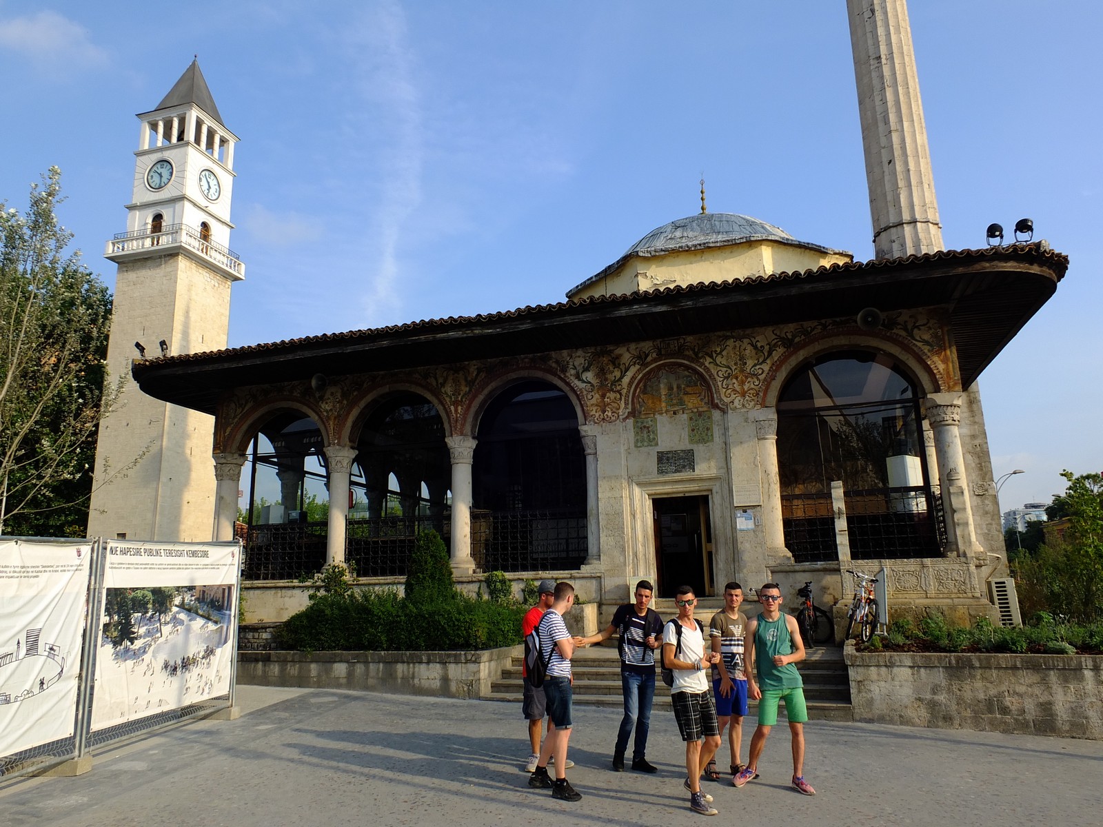 Moschee und Uhrturm im Zentrum von Tirana - Lupe Reisen