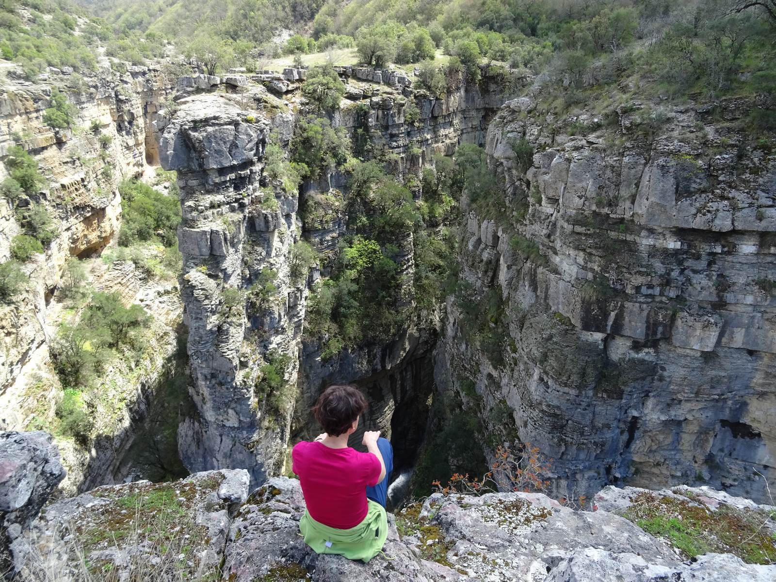 Foto: Rast am tief eingegrabenen Lengarica-Canyon - Lupe Reisen