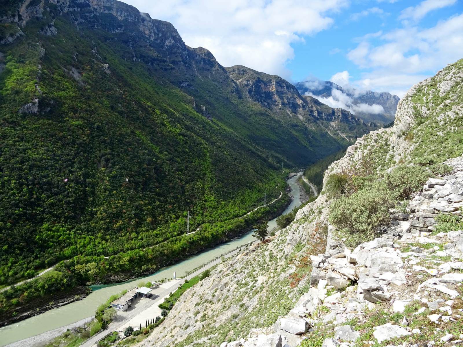 Foto: Blick beim Wandern auf das Vjosa-Tal - Lupe Reisen