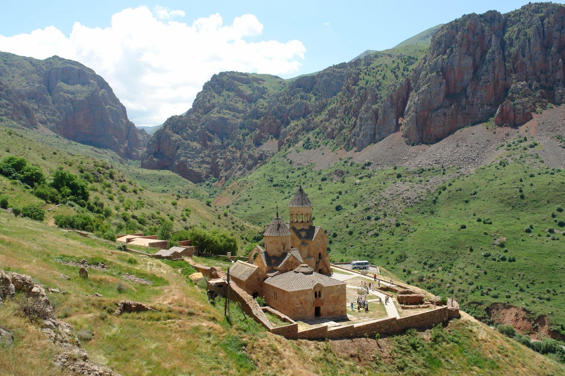 Das bekannte Kloster Noravankh in einer Schlucht gelegen - Lupe Reisen