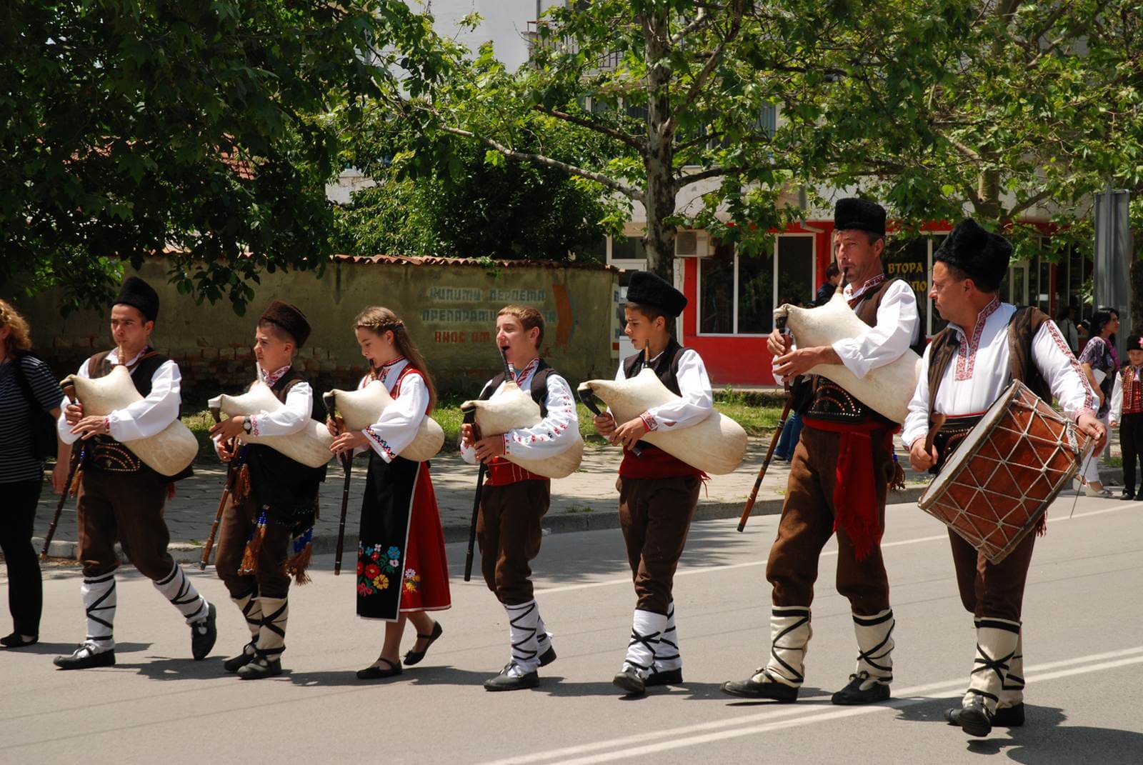 Foto: Dudelsack-Gruppe beim Rosenfest in Bulgarien - Bildrechte Matthias Ptzold - Lupe Reisen