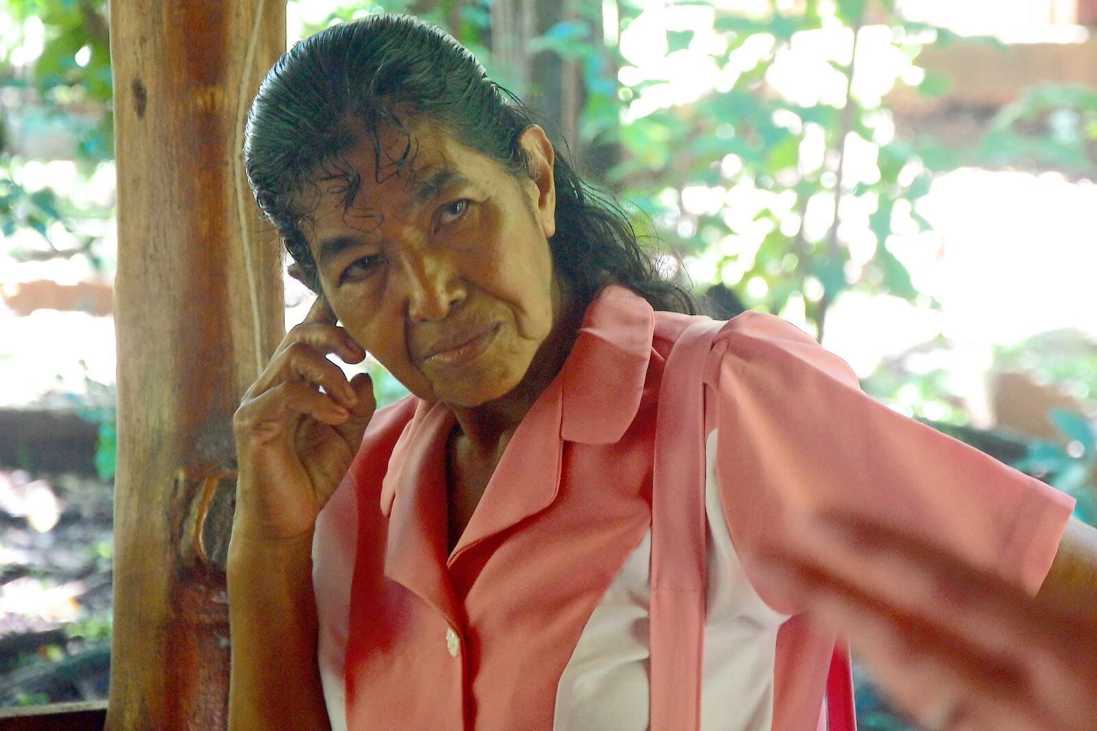 Mitarbeiterin der Frauenkooperative auf der Insel Chira - Lupe Reisen