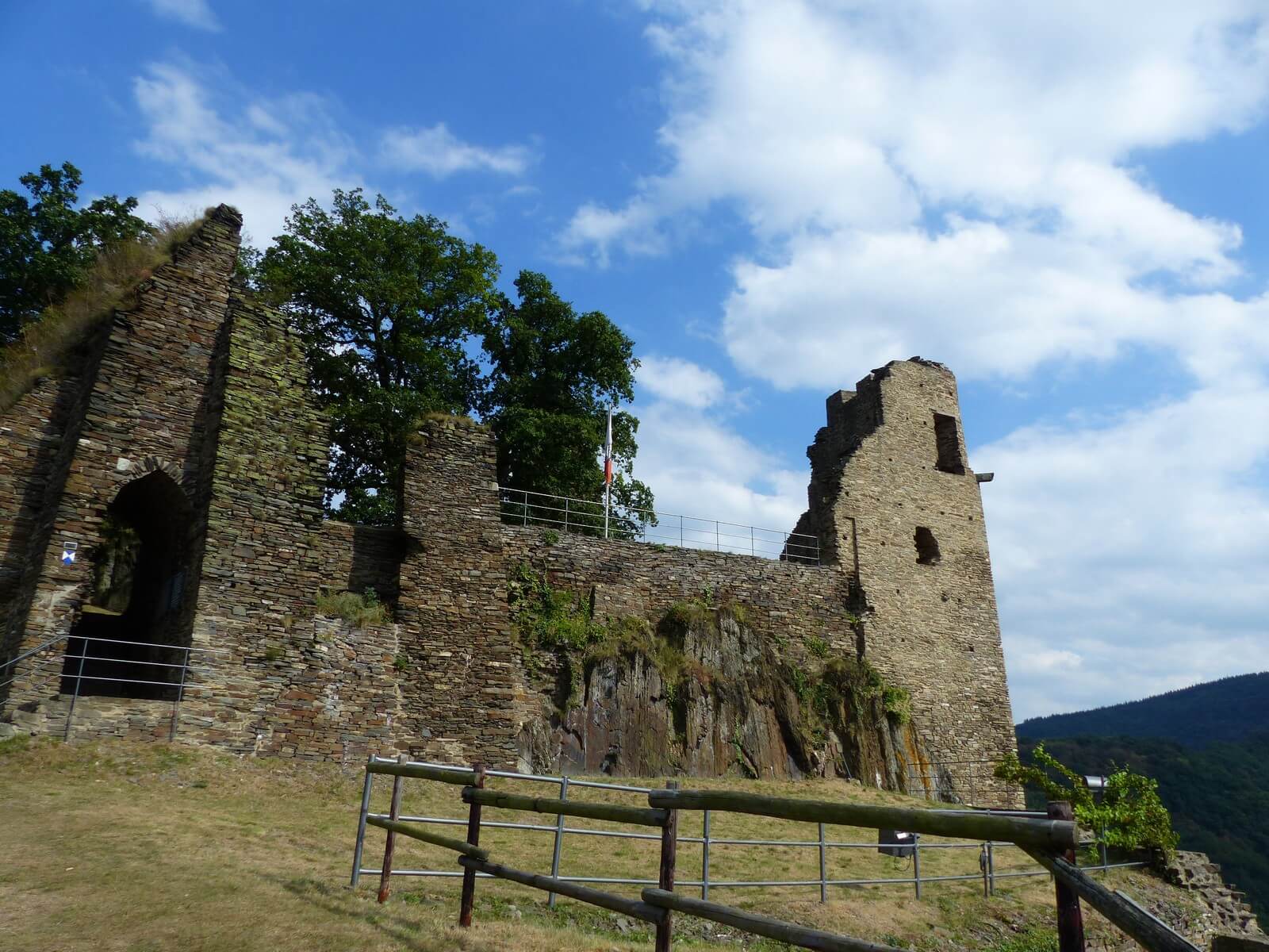 Streifzug in den Ruinen von Burg Are oberhalb von Altenahr - Lupe Reisen