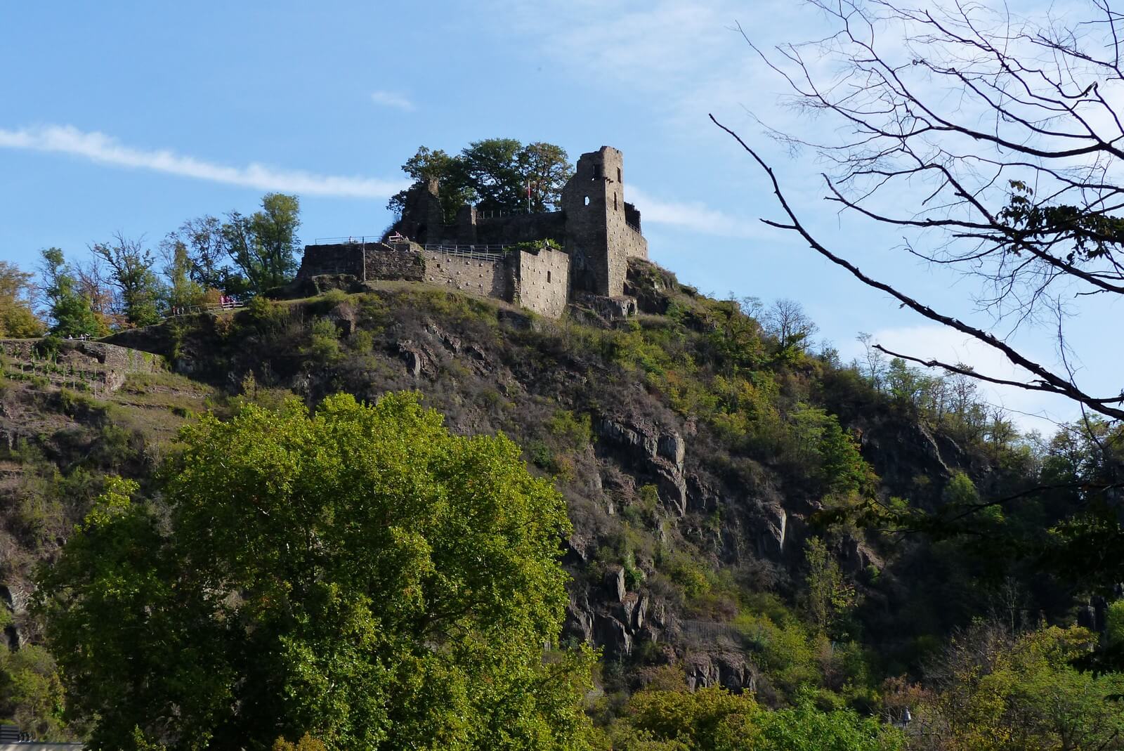Burg Are oberhalb von Altenahr - Lupe Reisen