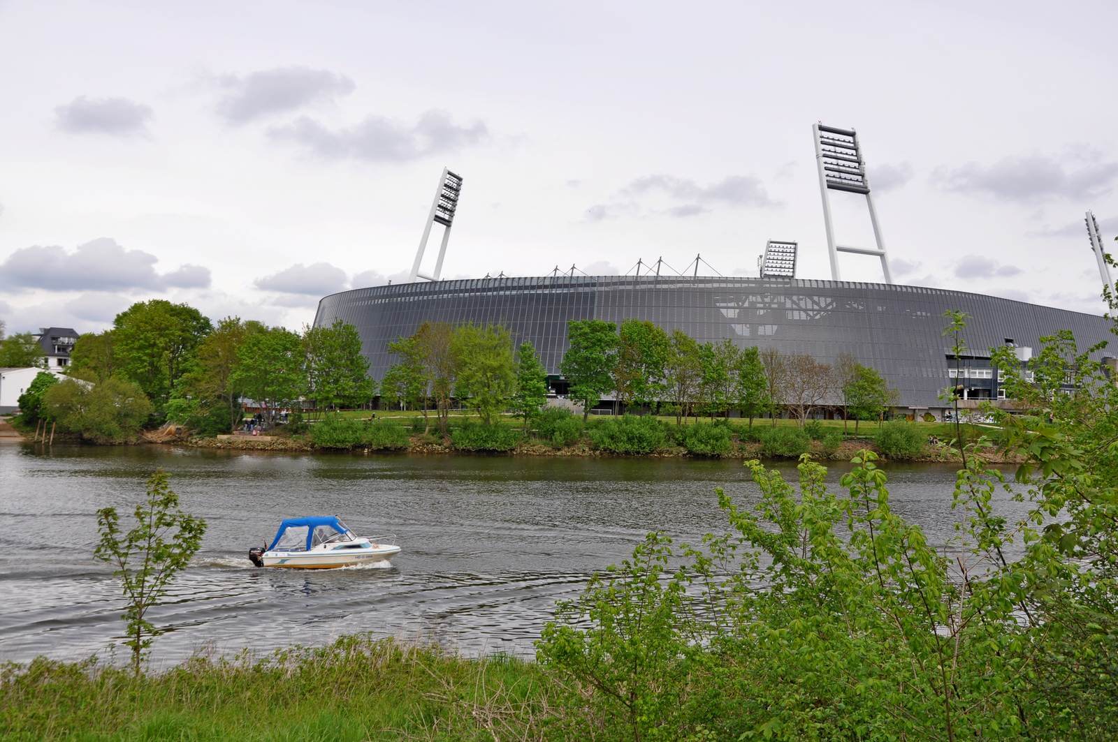 Foto: Das Bremer Weserstadion direkt an der Weser - Lupe Reisen