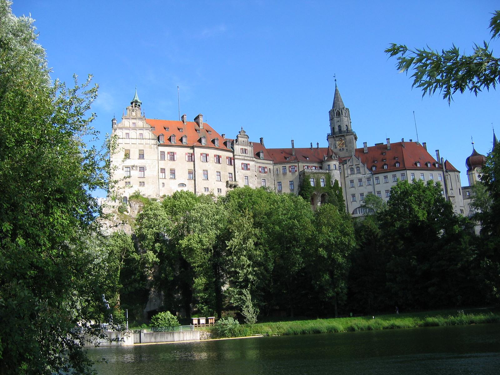 Schloss Sigmaringen von der Donau aus - Lupe Reisen