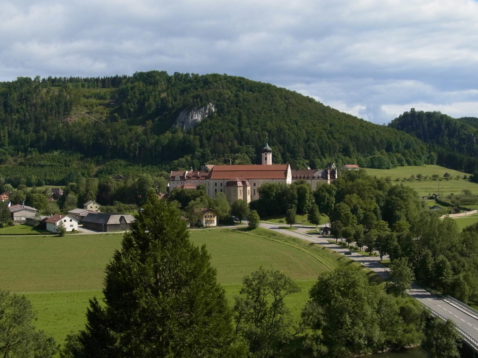 Blick auf die Abtei Beuron - Lupe Reisen