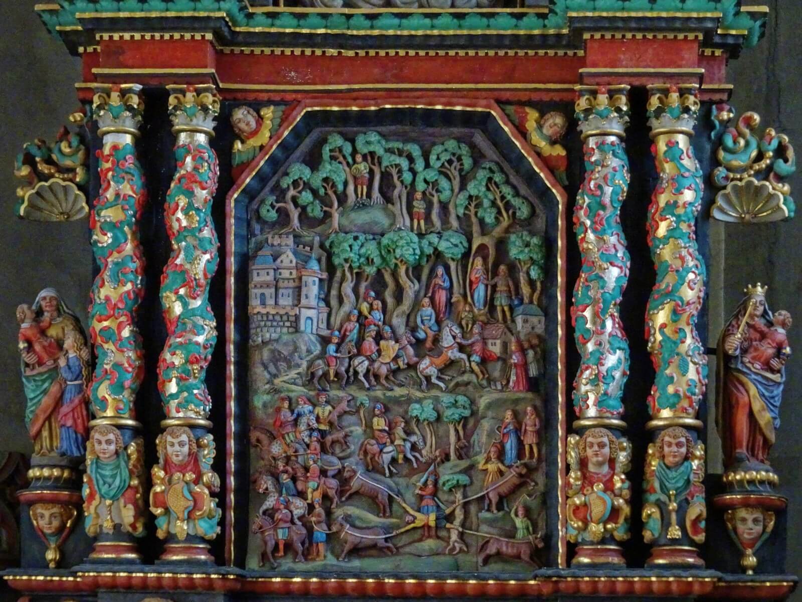 Das plastische Altarbild von 1667 erzhlt die Genoveva-Sage sehr drastisch - Lupe Reisen
