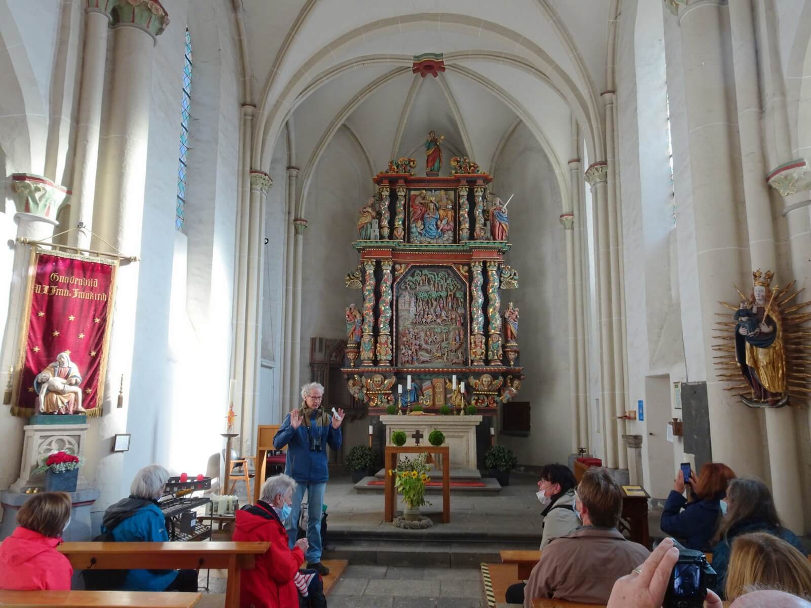 Altarbild der Fraukirch mit plastischer Darstellung der Genoveva-Sage - Lupe Reisen