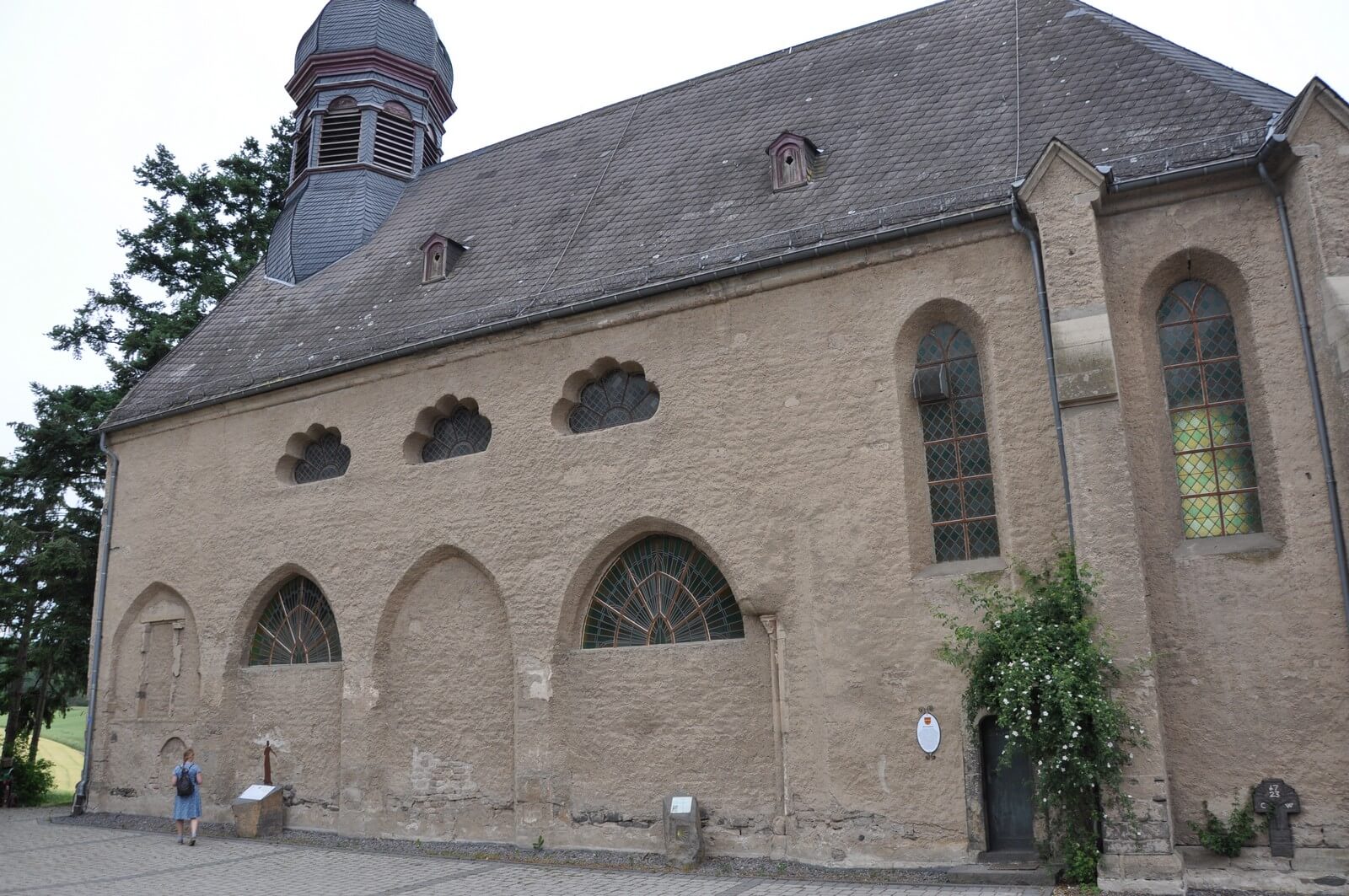 Die Wallfahrtskirche Fraukirch in Alleinlage im Hgelland der Pellenz - Lupe Reisen