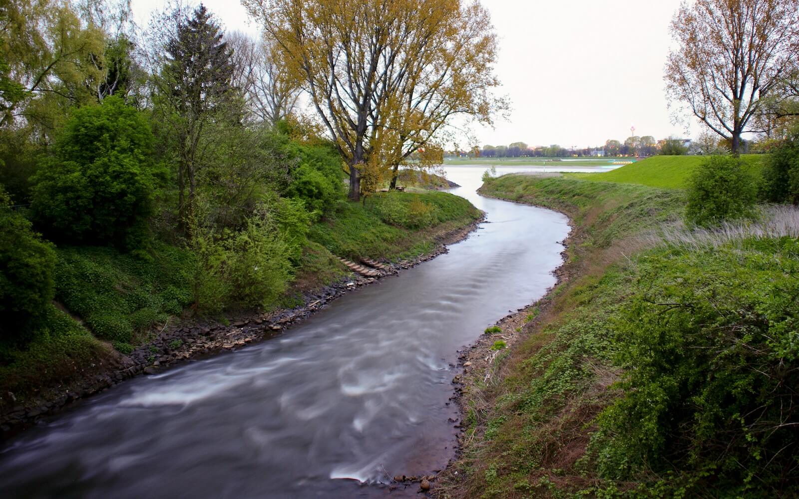 Foto: Mndung der Erft in den Rhein in Neuss - Bildrechte CherryX per Wikimedia Commons - Lupe Reisen