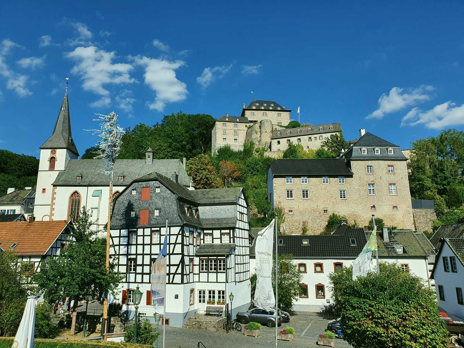 Foto: Blankenheim in der Nordeifel - Altstadt mit Gildehaus und Burg - Lupe Reisen