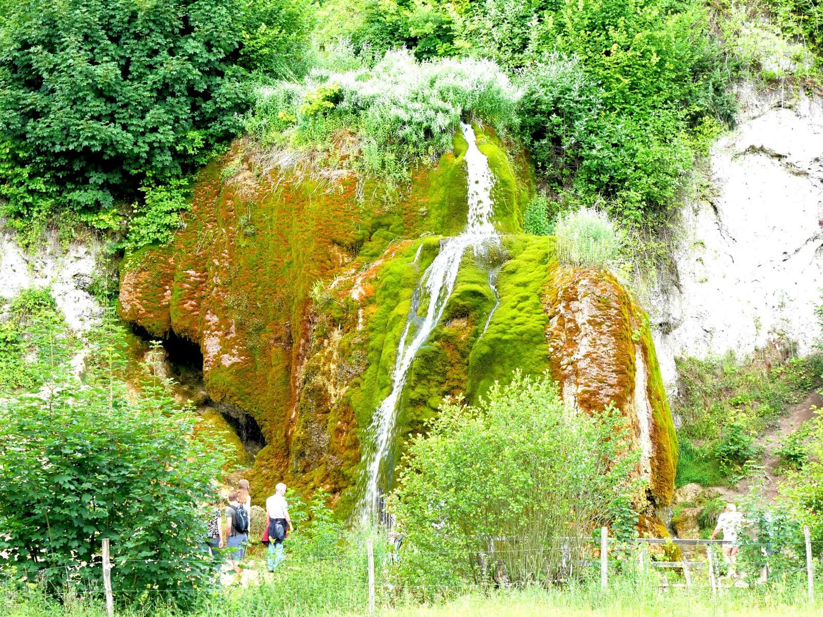 Foto: Der Wasserfall bei Nohn, unabsichtlich durch Menchen verursacht - Lupe Reisen