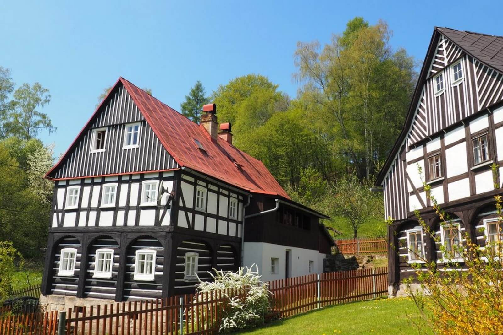 Traditionelle Umgebindehuser im denkmalgeschtzten Dorf Hohenleipa in Tschechien - Lupe Reisen