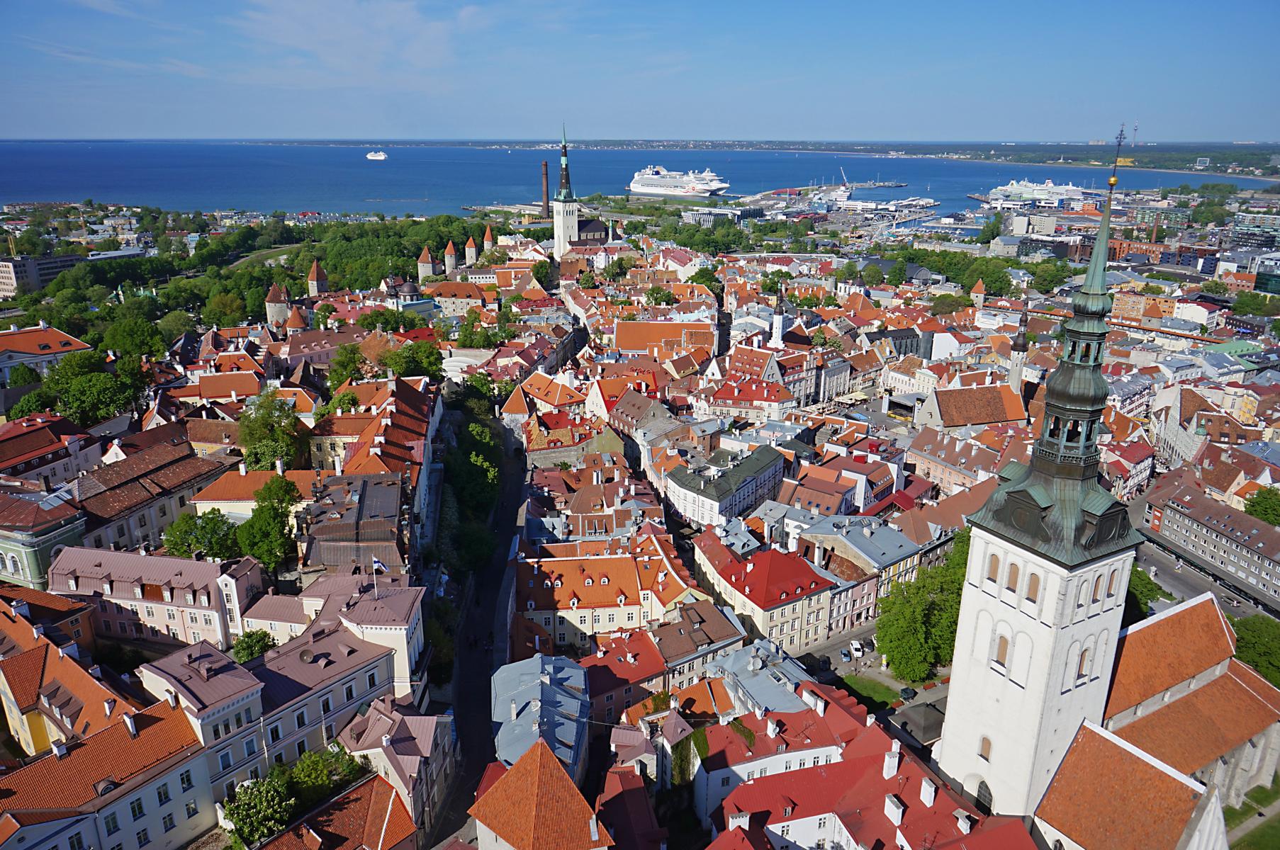 Panoramablick auf die Hauptstadt Tallinn mit der St. Nicholas Kirche - Lupe Reisen