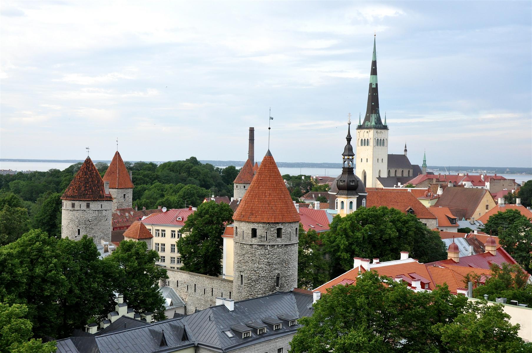 Die estnische Hauptstadt Tallin mit ihrer gut erhaltenen mittelalterlichen Stadtmauer - Lupe Reisen