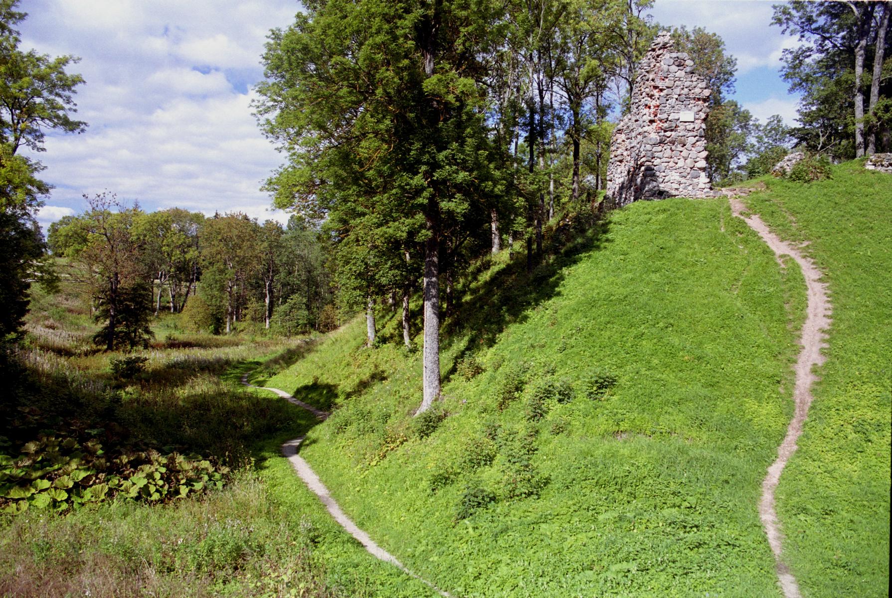 Wanderung entlang alter Ruinen im Sdosten Estlands - Lupe Reisen