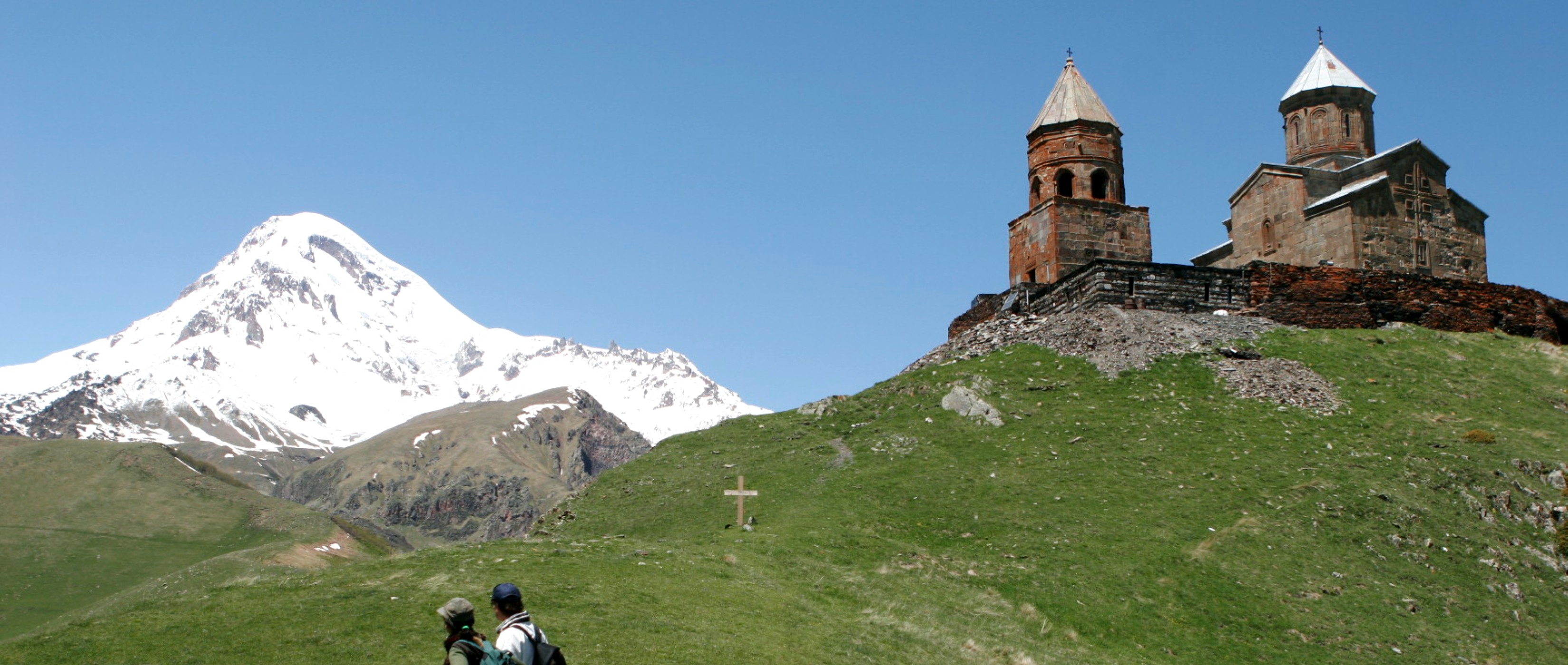 Dreifaltigkeitskirche mit Blick auf den Kasbeg  - Lupe Reisen
