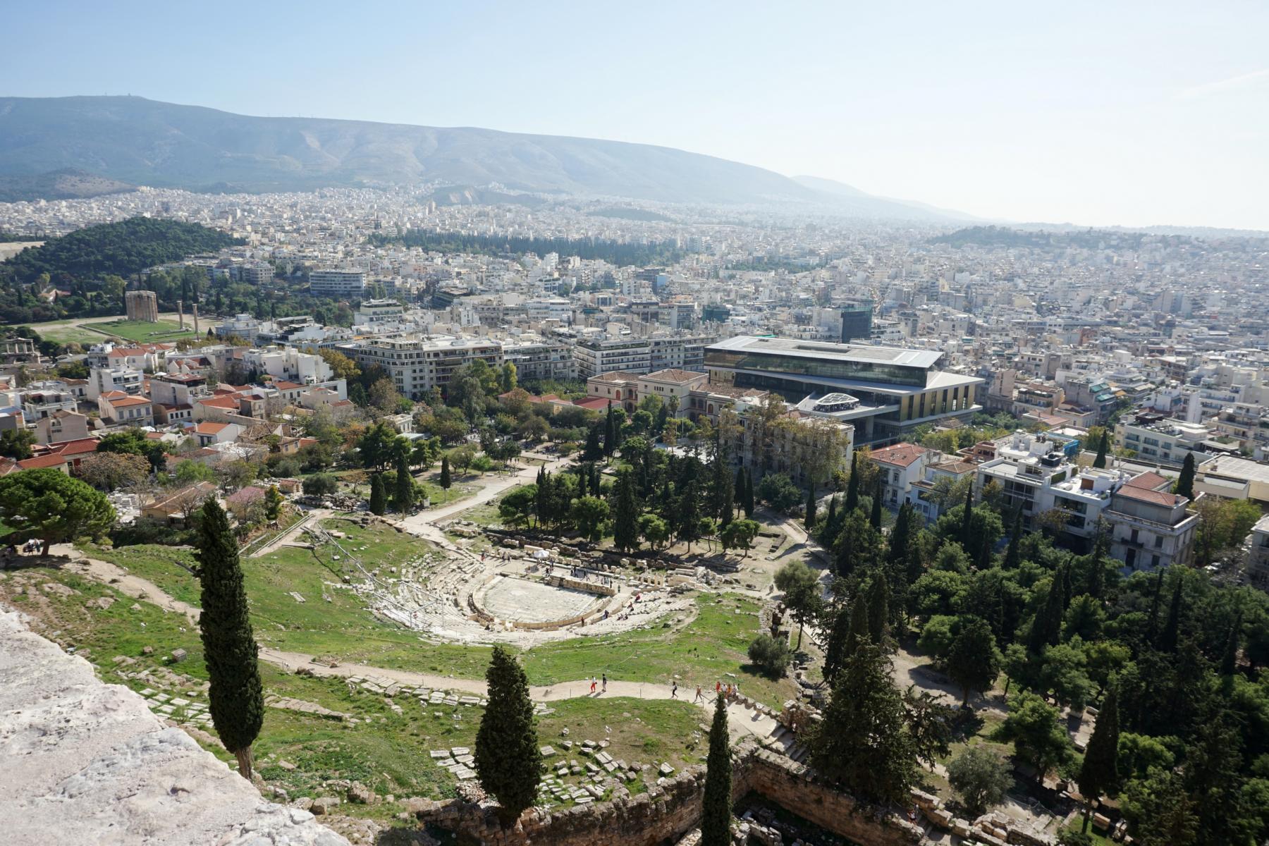 Blick von der Akropolis auf Athen mit dem Akropolis-Museum im Vordergrund - Lupe Reisen