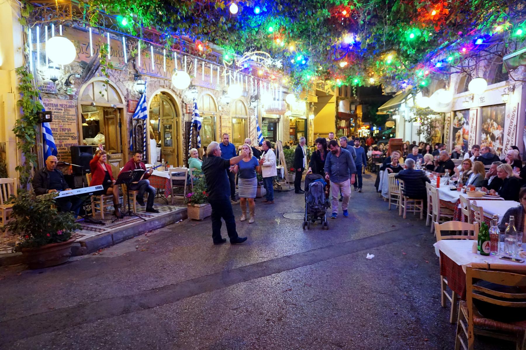 Das Nachtleben in Athen ist sehr vielfltig und bunt - Straenszene in der Altstadt - Lupe Reisen