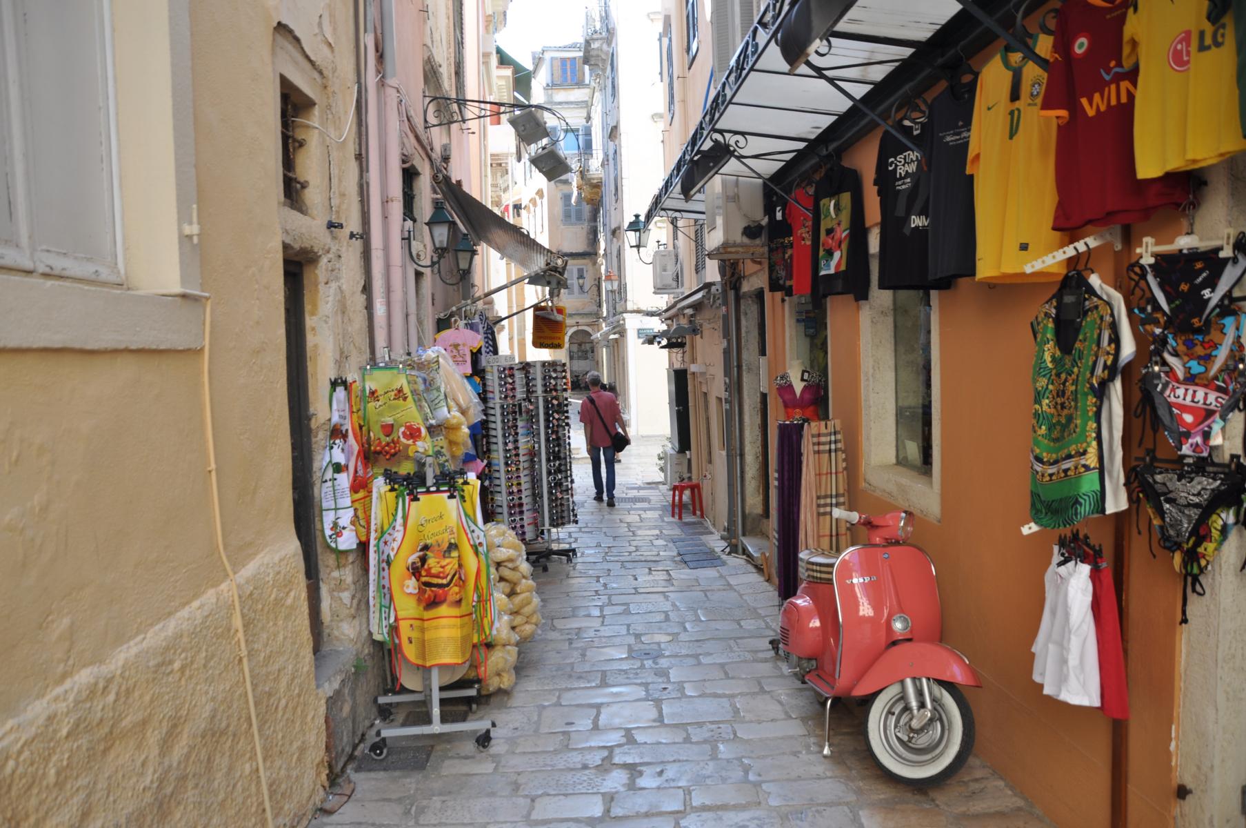 In Korfu Stadt warten an jeder Ecke neue Farben - Lupe Reisen