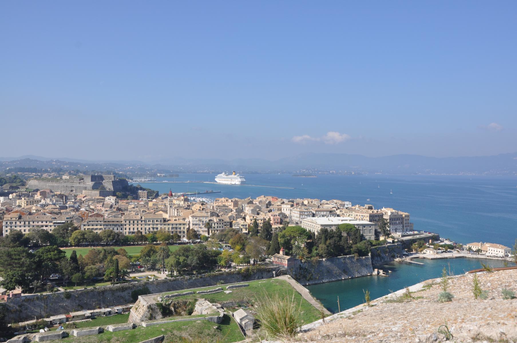 Blick ber Korfu Stadt und Umgebung - Lupe Reisen