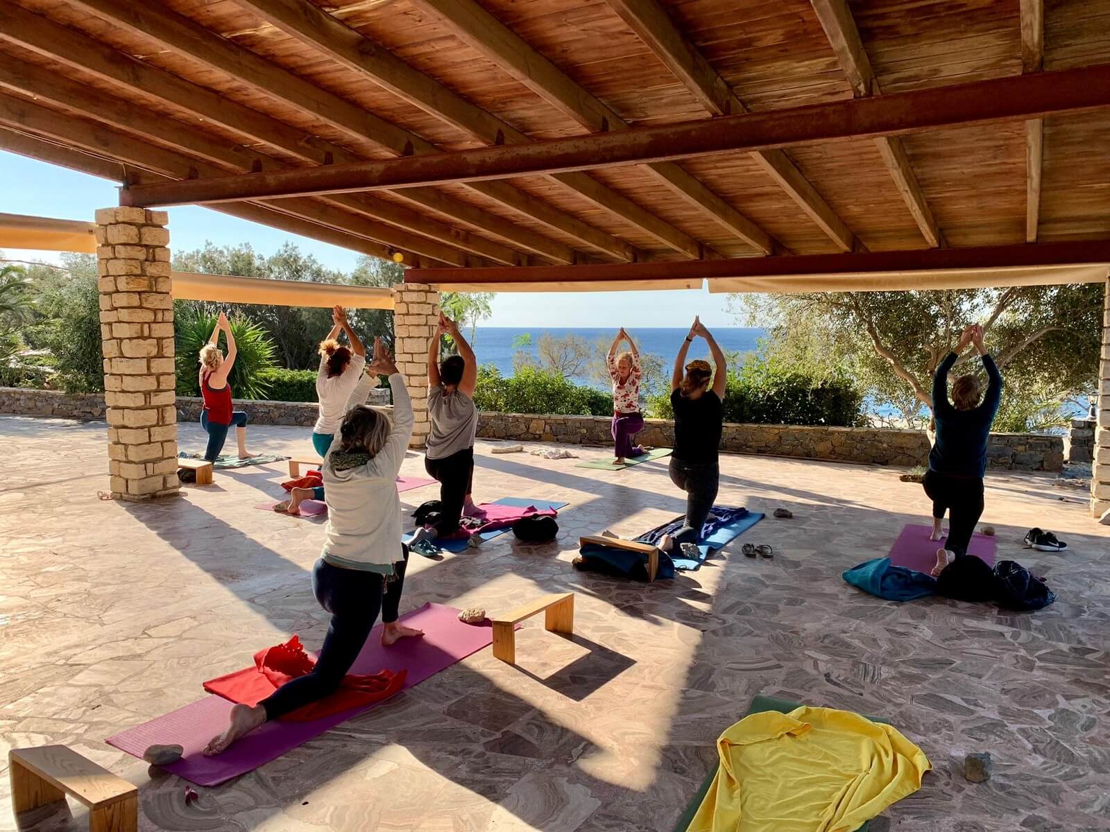 Foto: Yoga-bung auf der berdachten Hotel-Terrasse - Lupe Reisen