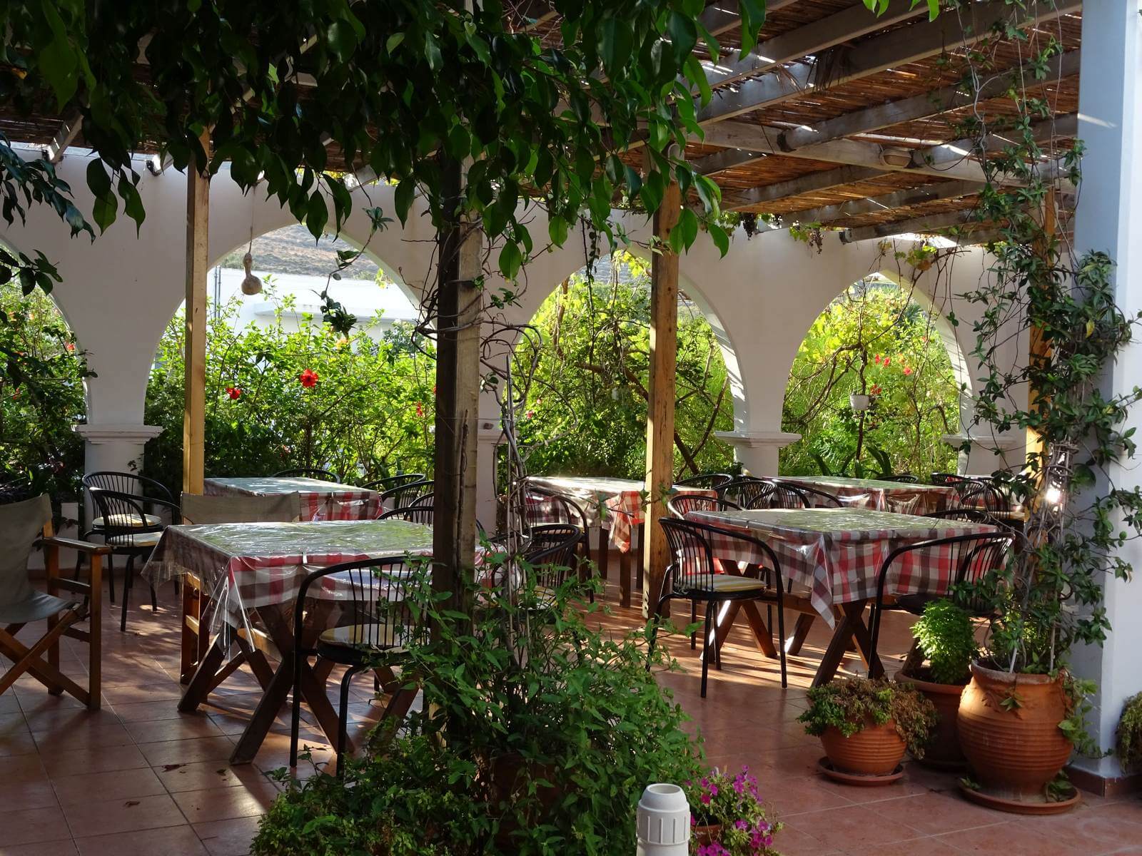 Der Restaurant-Bereich des Hotels in Eristos auf Tilos - Lupe Reisen