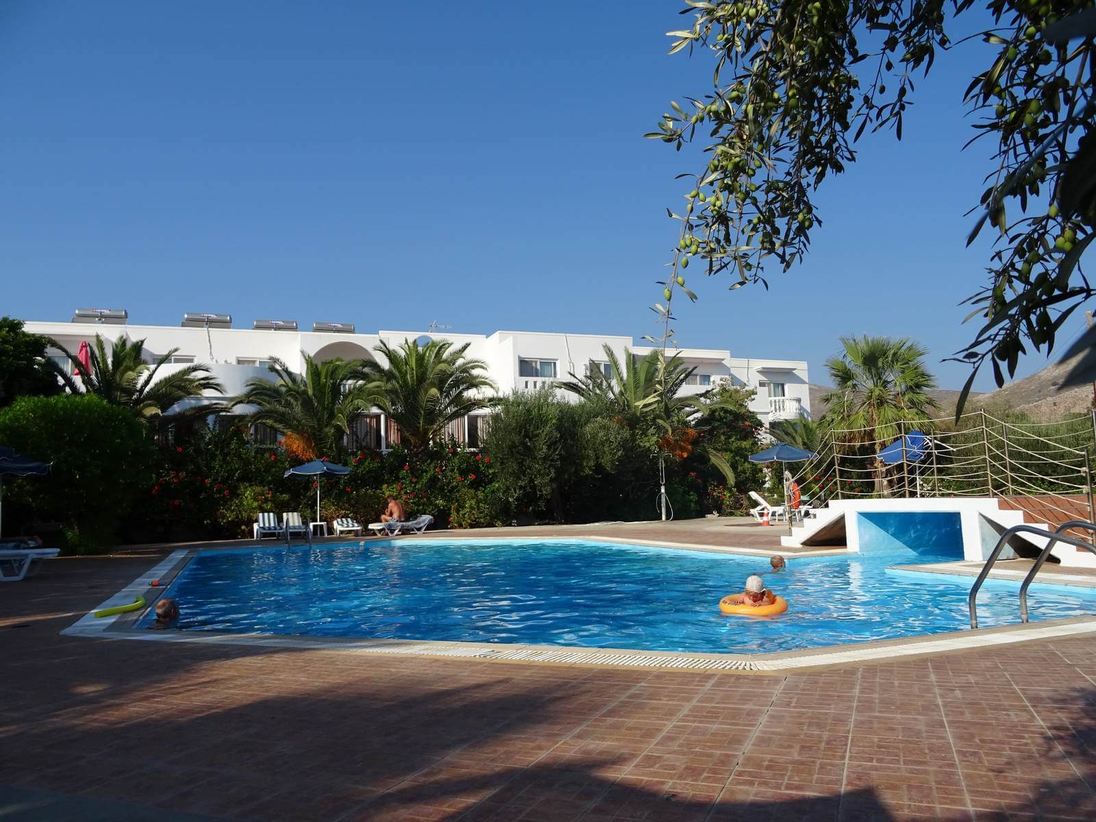 Pool und Gebude des Hotels in Eristos auf Tilos - Lupe Reisen