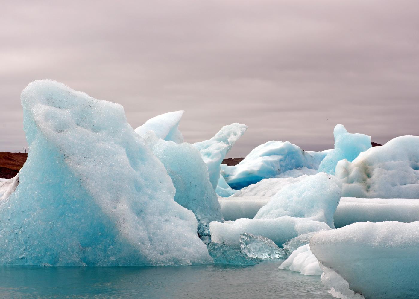 Beeindruckende Eisblcke schwimmen auf dem Wasser - Lupe Reisen