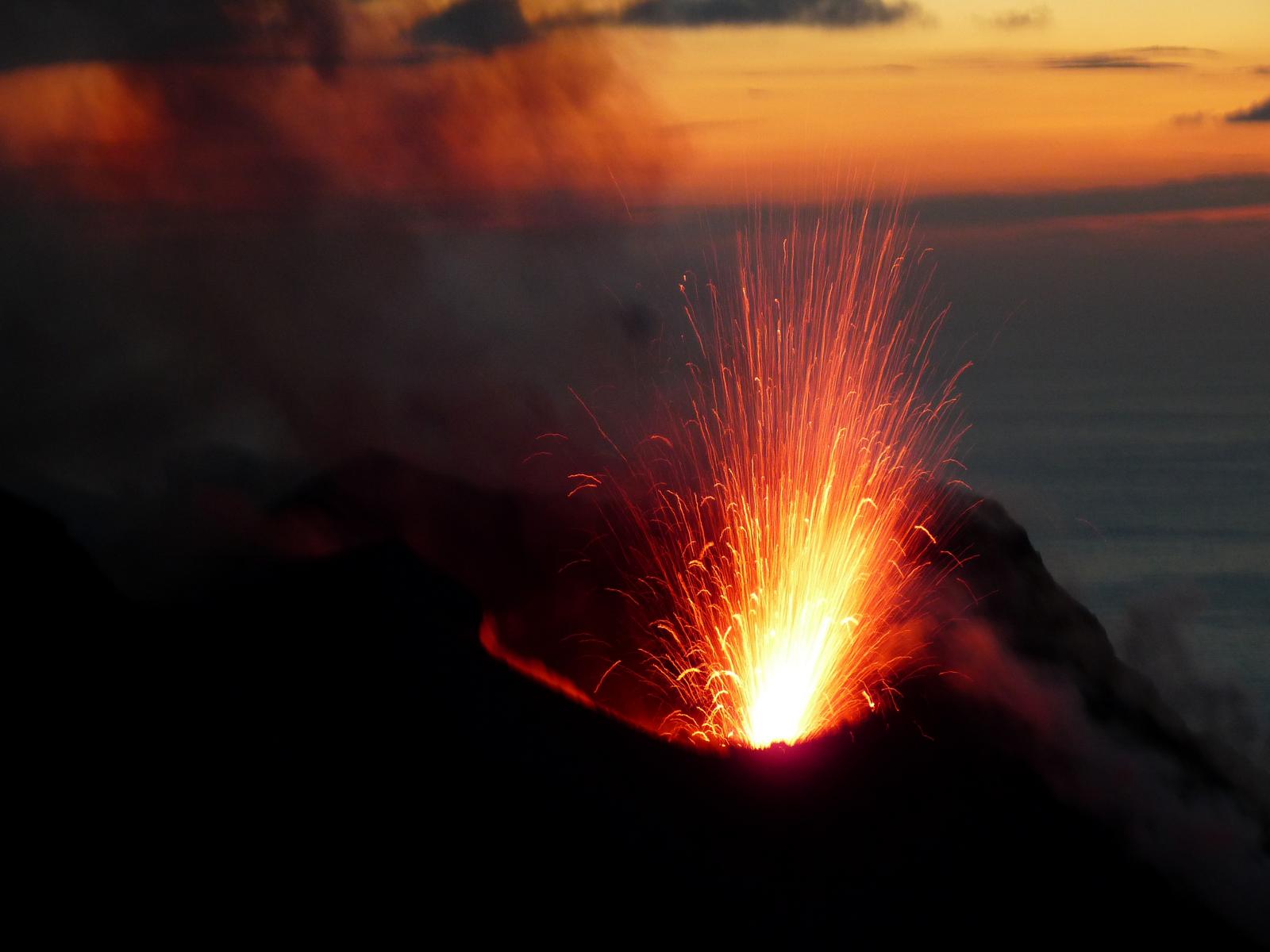 Spektakulrer Aussto vulkanischer Asche bei Nacht - Lupe Reisen
