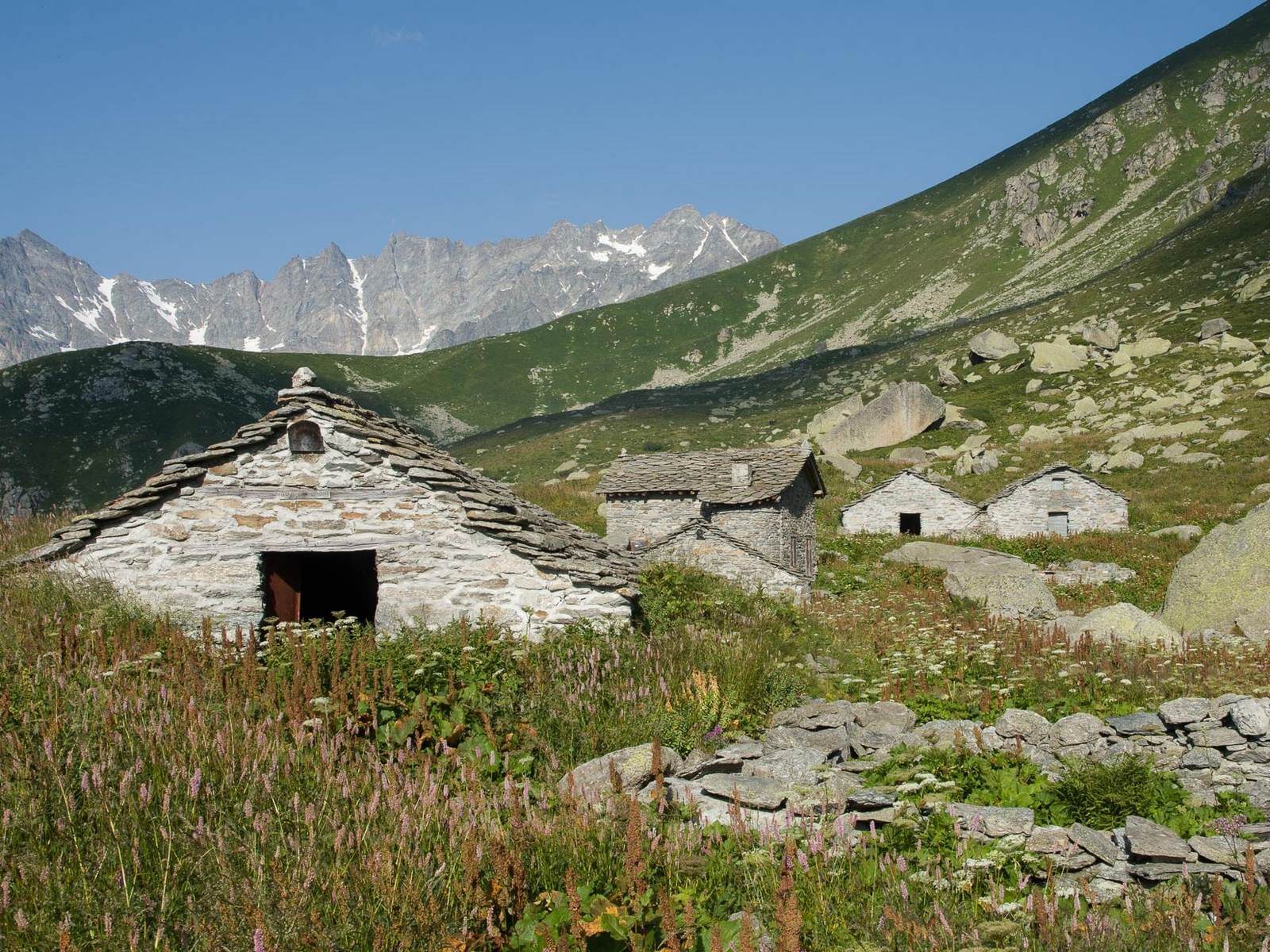 Foto: Eine typische Alp-Siedlung im Val Grande di Lanzo  Matthias Mandler - Lupe Reisen