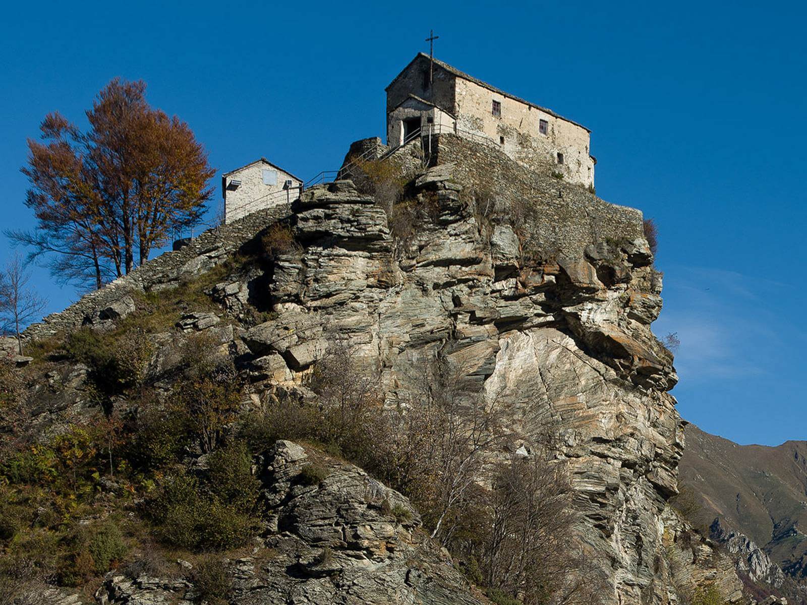 Foto: Das Santuario di Santa Cristina auf steilem Felssporn  Matthias Mandler - Lupe Reisen