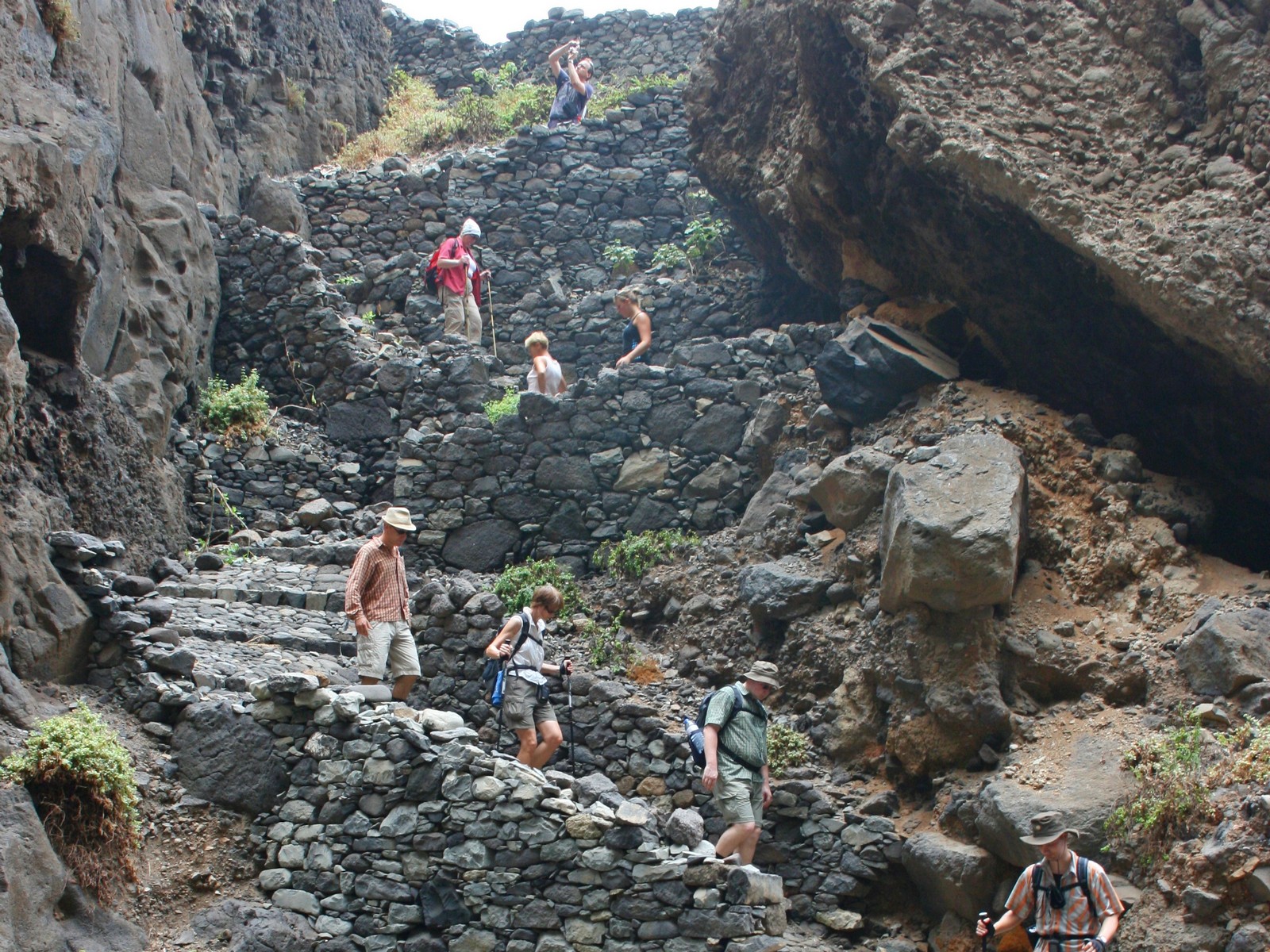 Im Steilhang angelegter Wanderweg auf Santo Antao - Lupe Reisen