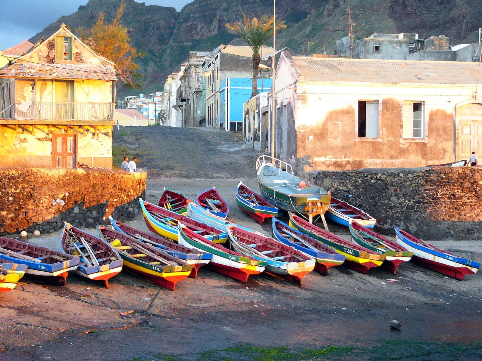 Fischerboote am Strand von Ponta do Sol auf Santo Antao - Lupe Reisen