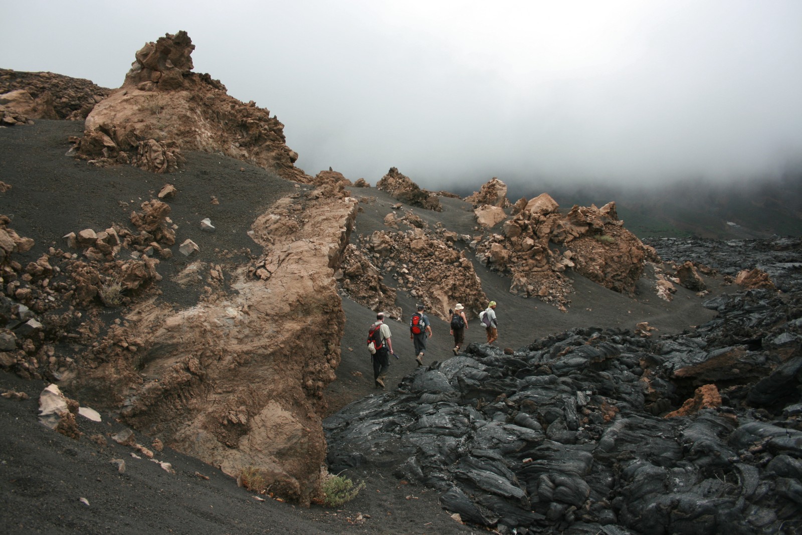 Wandern auf vulkanischen Schlacken auf Fogo - Lupe Reisen