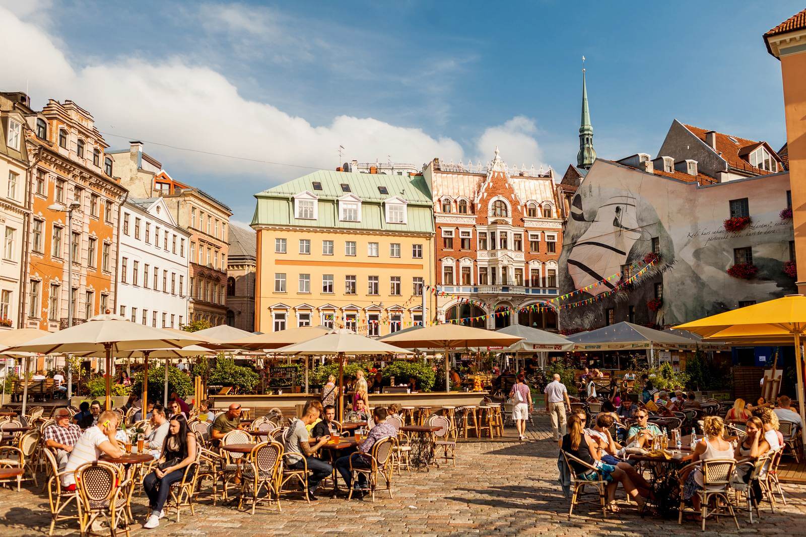 Foto: Domplatz mit Cafes in Riga - Bildrechte latvia.travel - Lupe Reisen