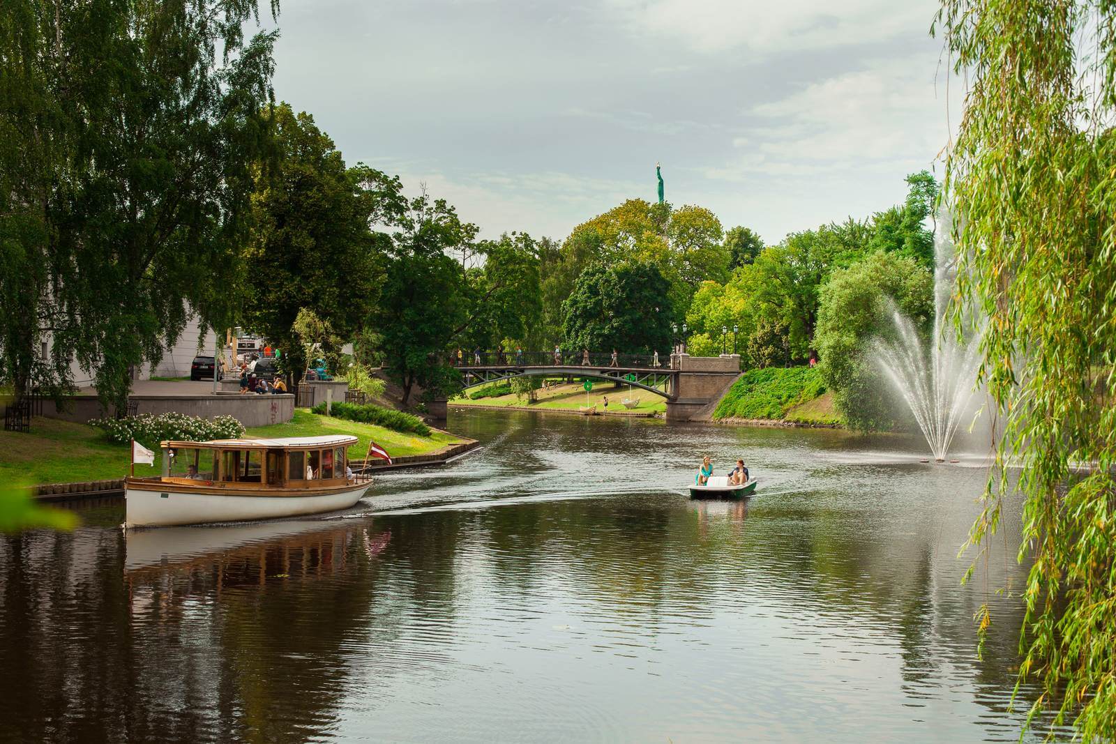 Foto: Der Festungsgraben von Riga mit Freizeitwert - Bildrechte latvia.travel - Lupe Reisen