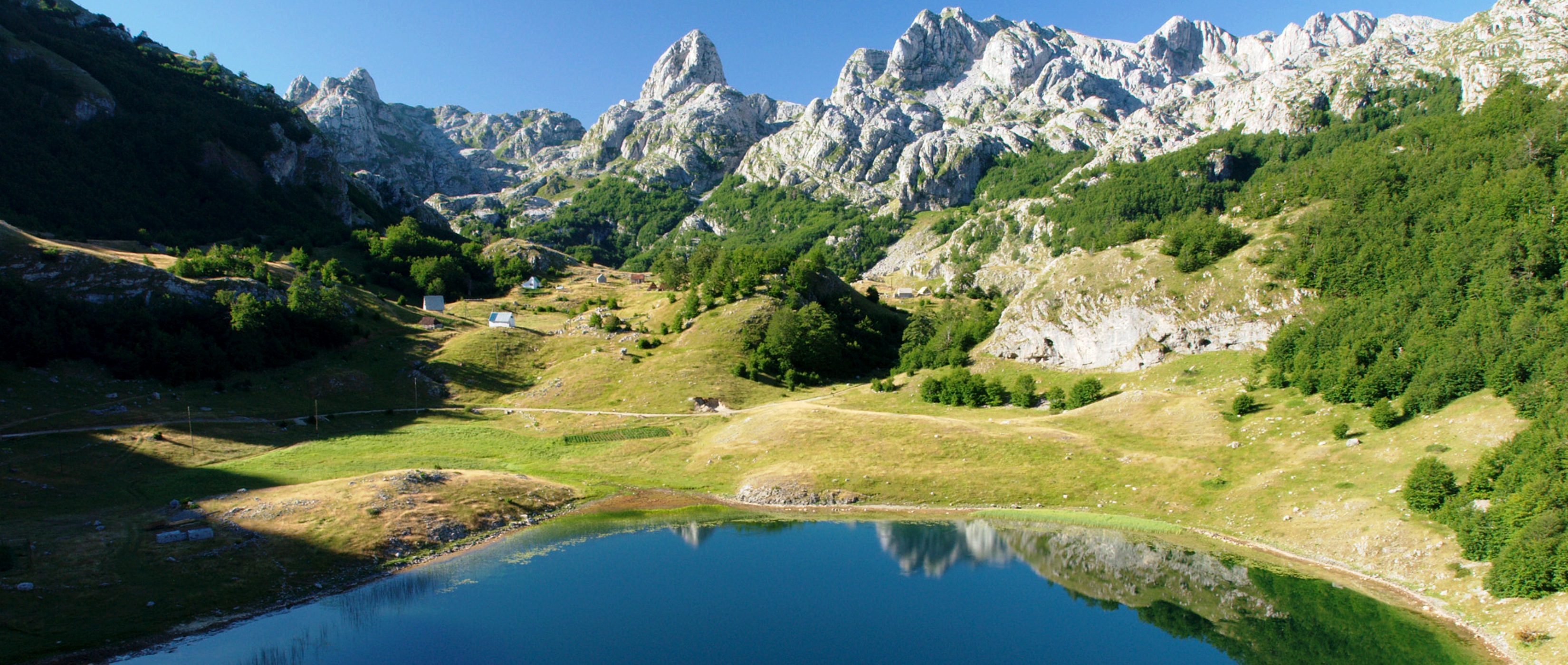 Foto: Freier Blick auf die Gebirgsgipfel von Montenegro - Lupe Reisen