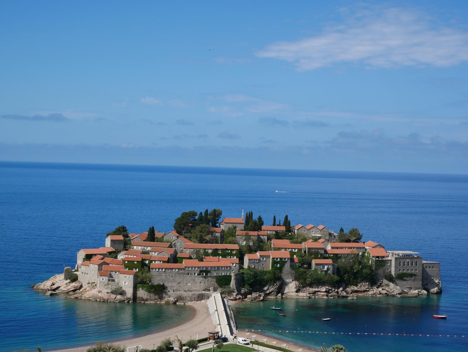 Die kleine bekannte Insel Sveti Stefan - Lupe Reisen